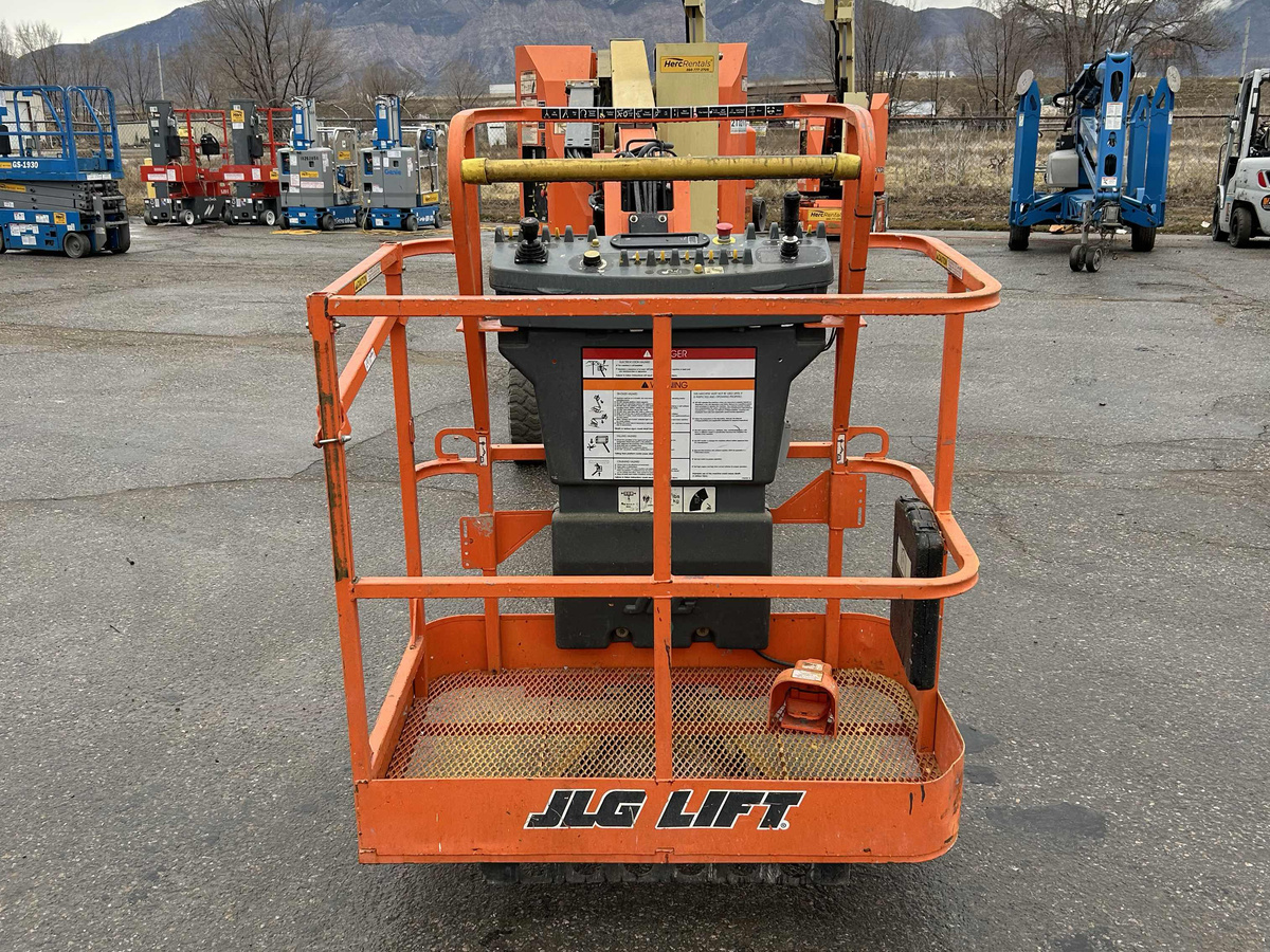 2017 JLG E300AJP-4