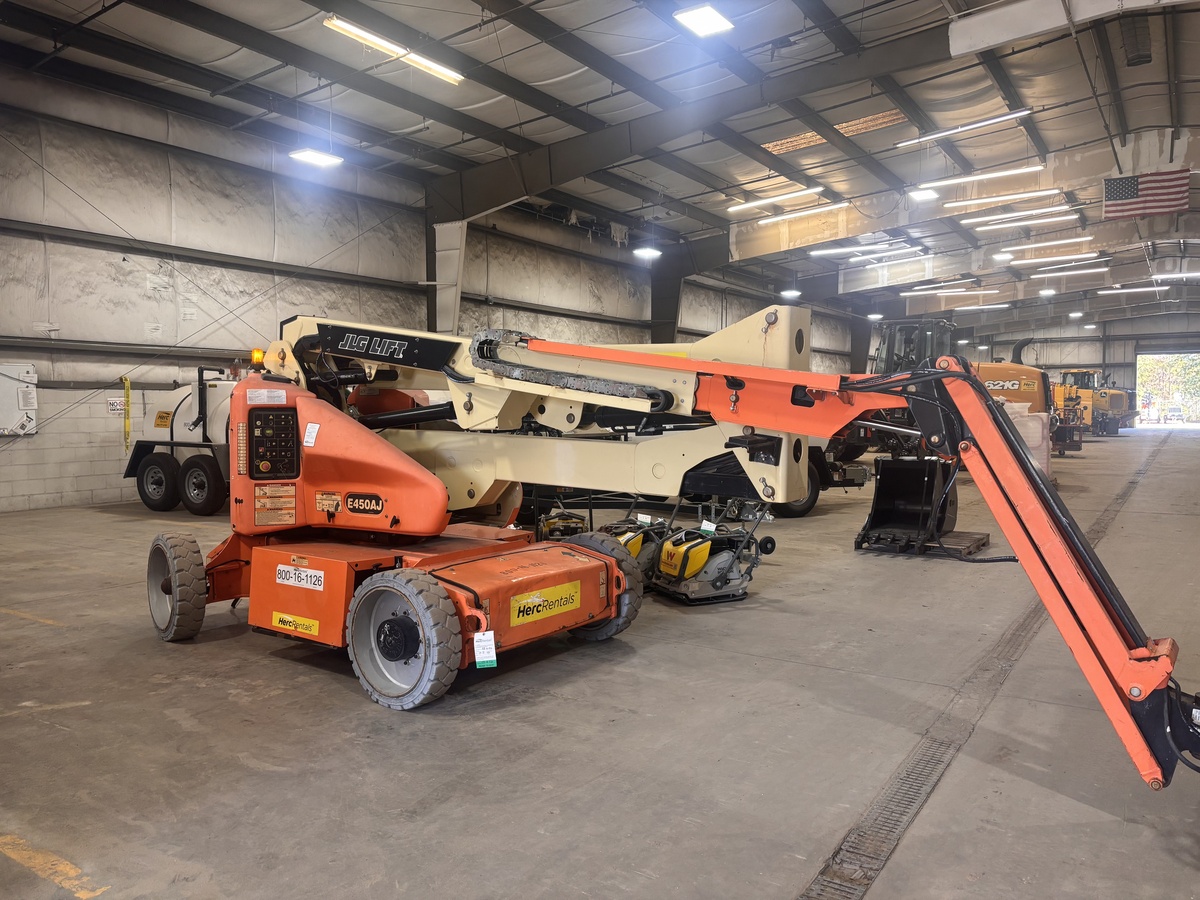 2017 JLG E450AJ