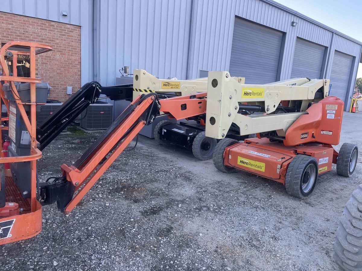 2017 JLG E450AJ-4