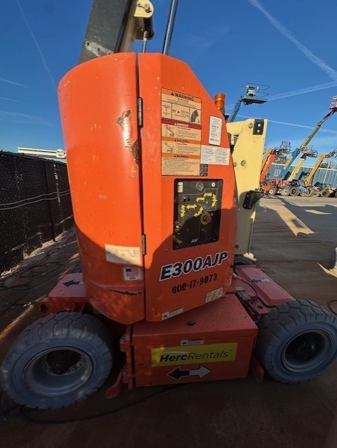 2017 JLG E300AJP-8