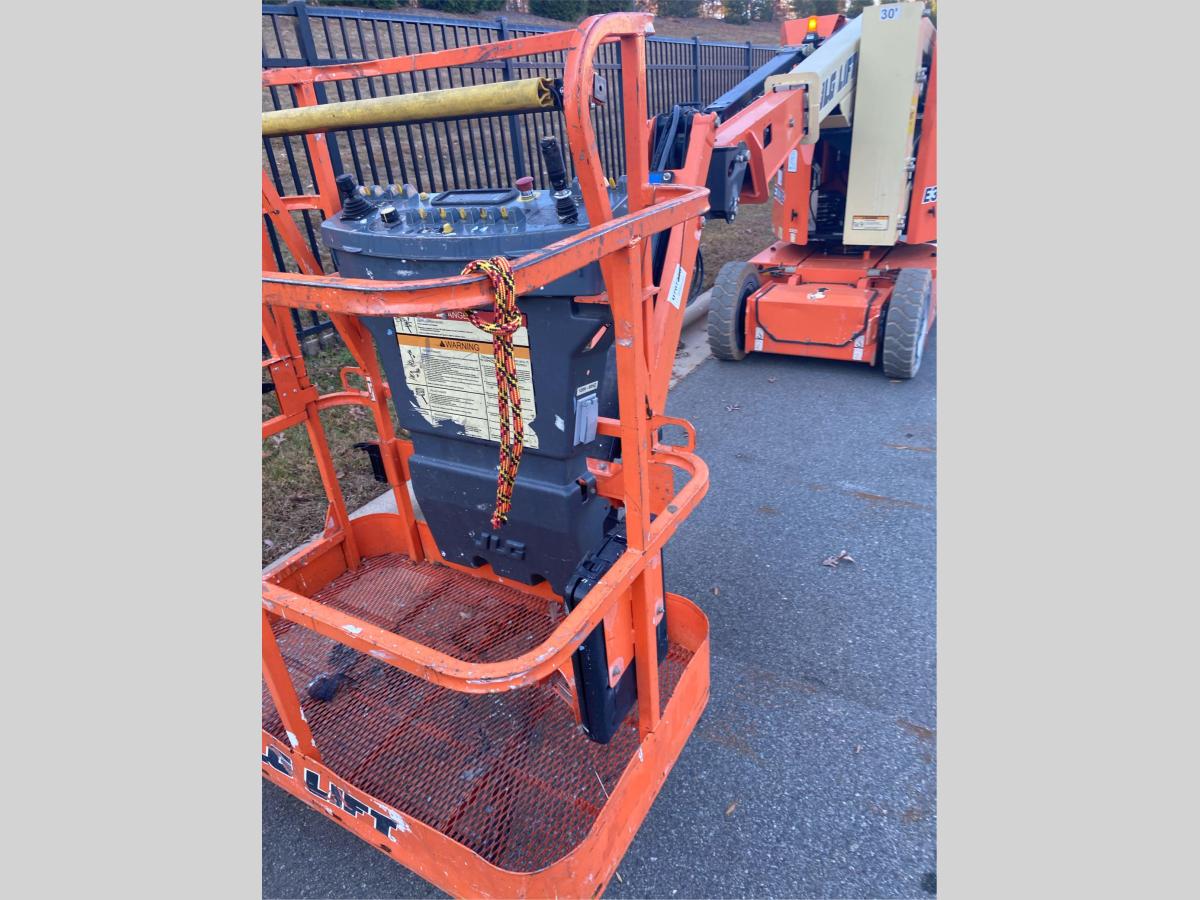 2016 JLG E300AJP