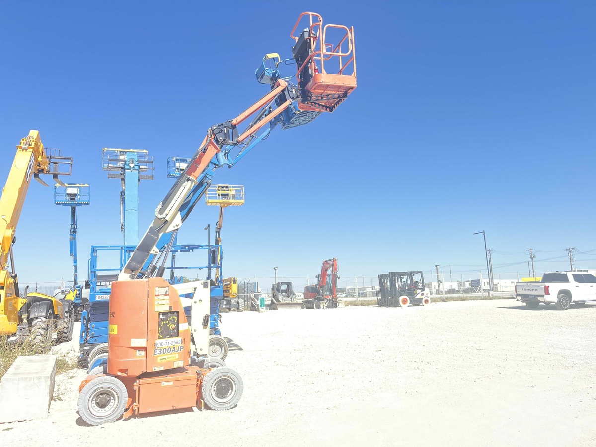 2016 JLG E300AJP