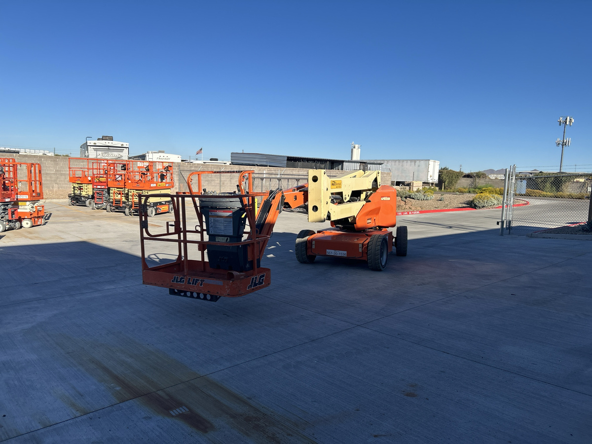 2016 JLG E450AJ-5