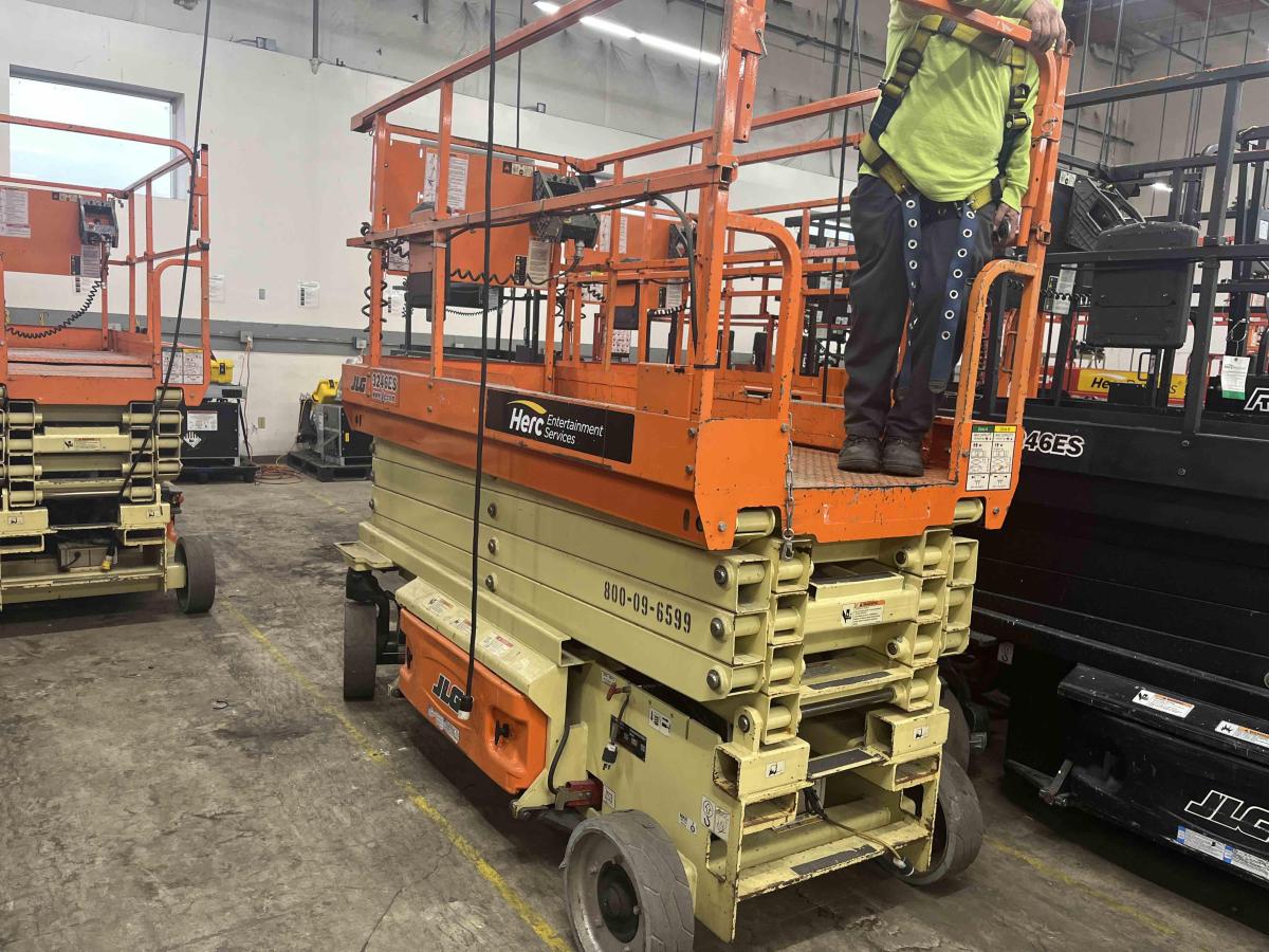 2016 JLG 3246ES