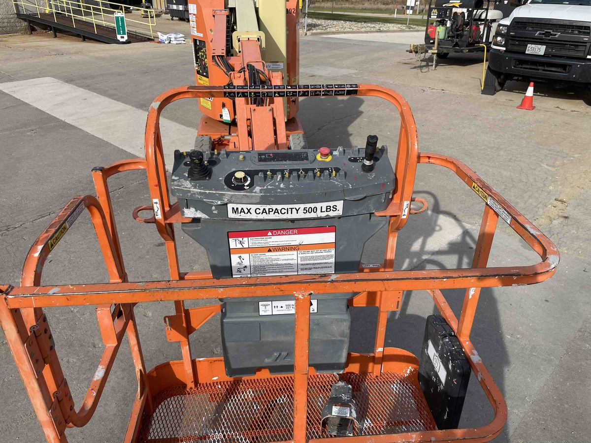 2015 JLG E300AJP-4