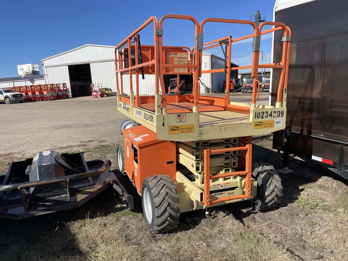 2017 JLG 260MRT-4