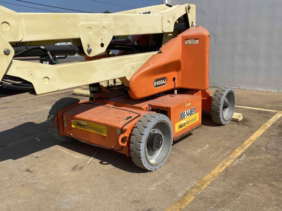 2017 JLG E450AJ