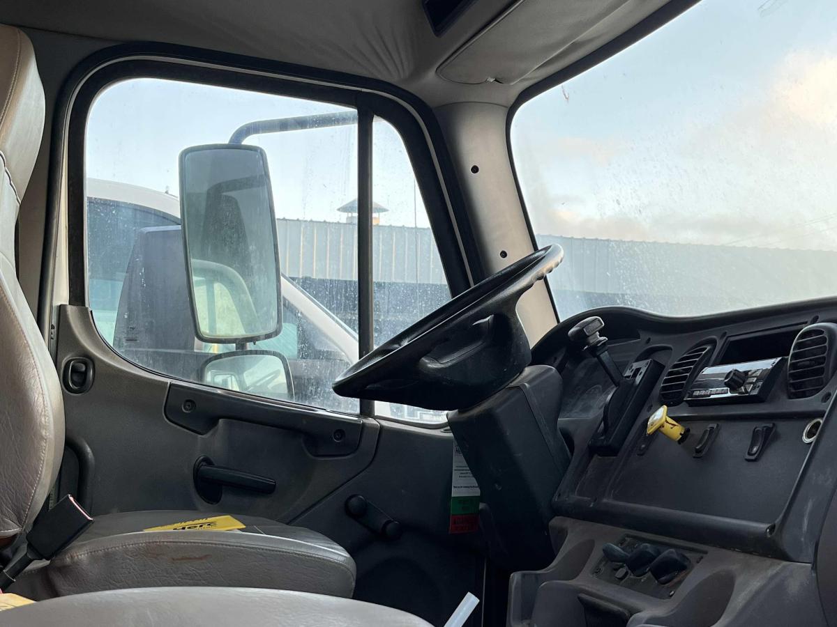 2018 Freightliner M2106