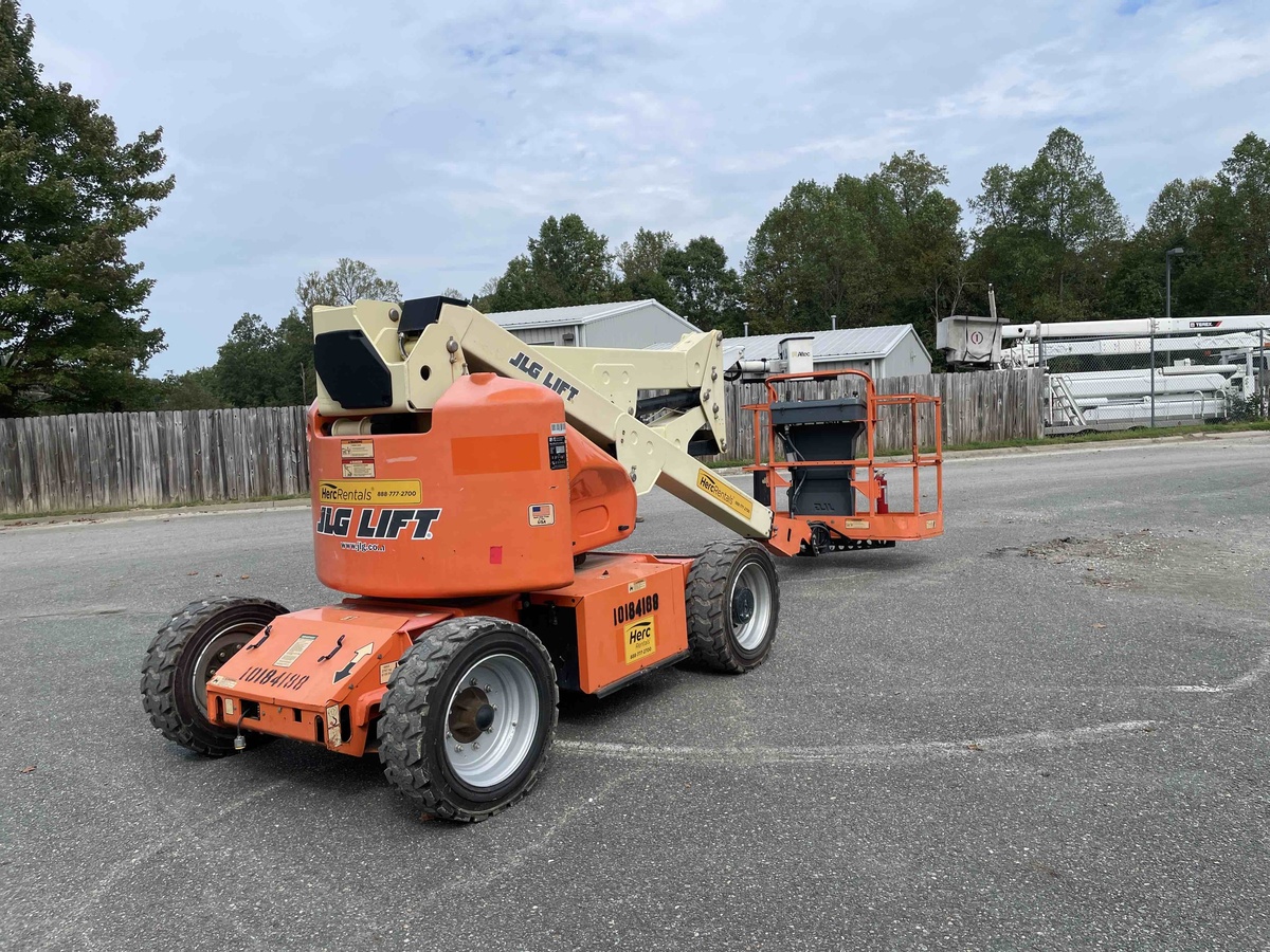 2016 JLG E450A-5