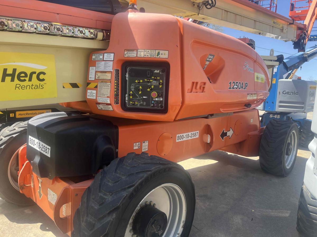 2017 JLG 1250AJP