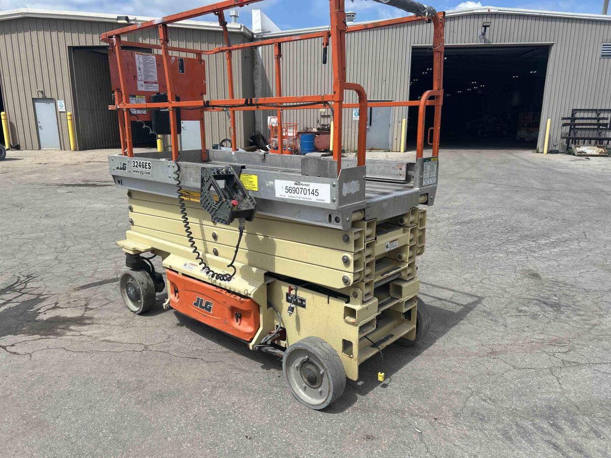 2014 JLG 3246ES