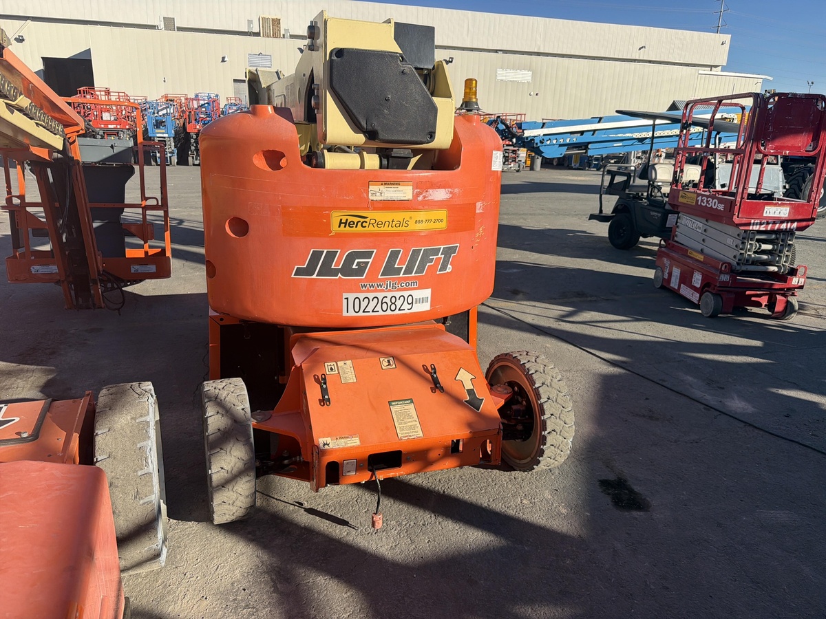 2017 JLG E400AJPN-2