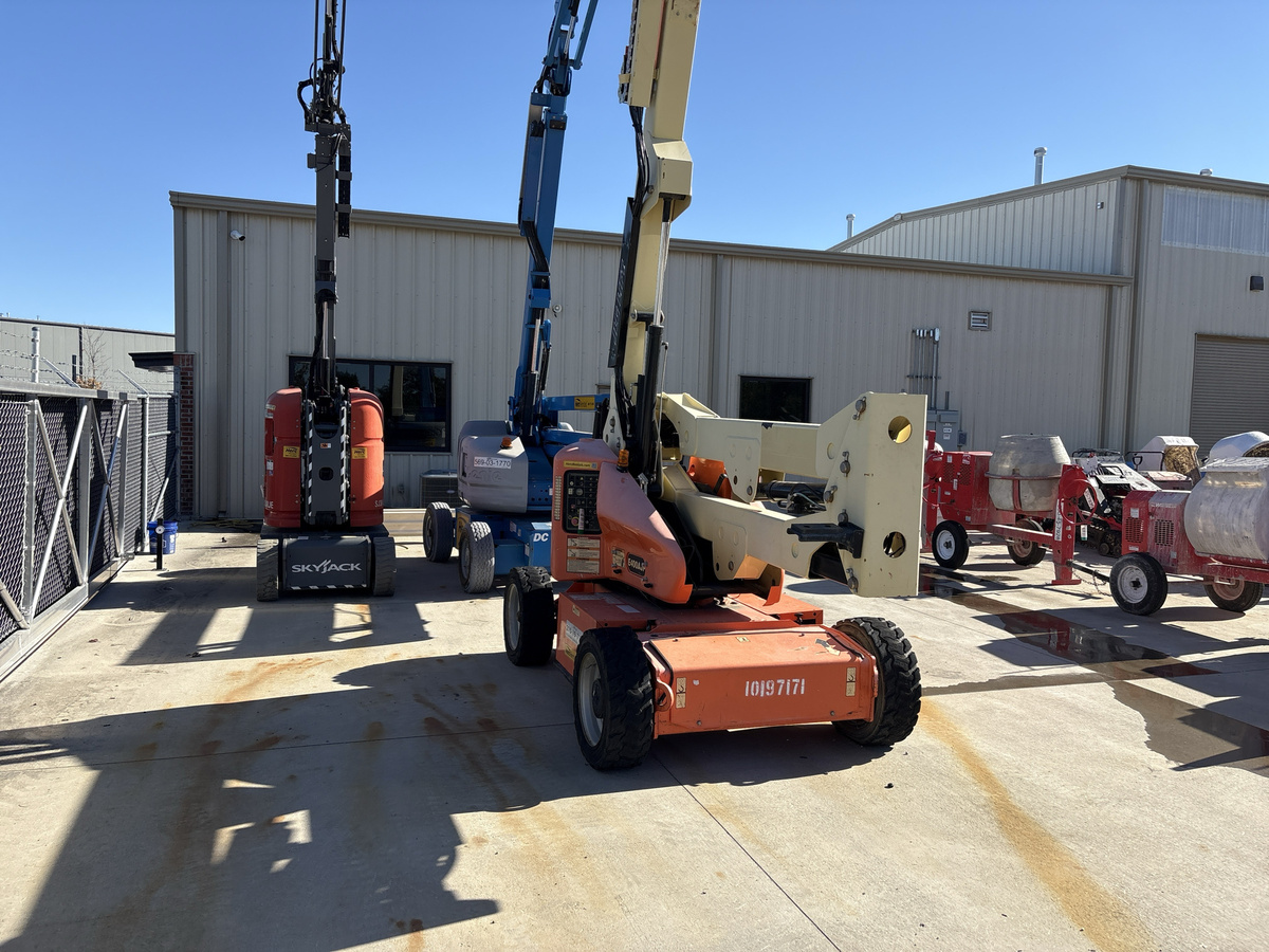 2016 JLG E400AJP-3