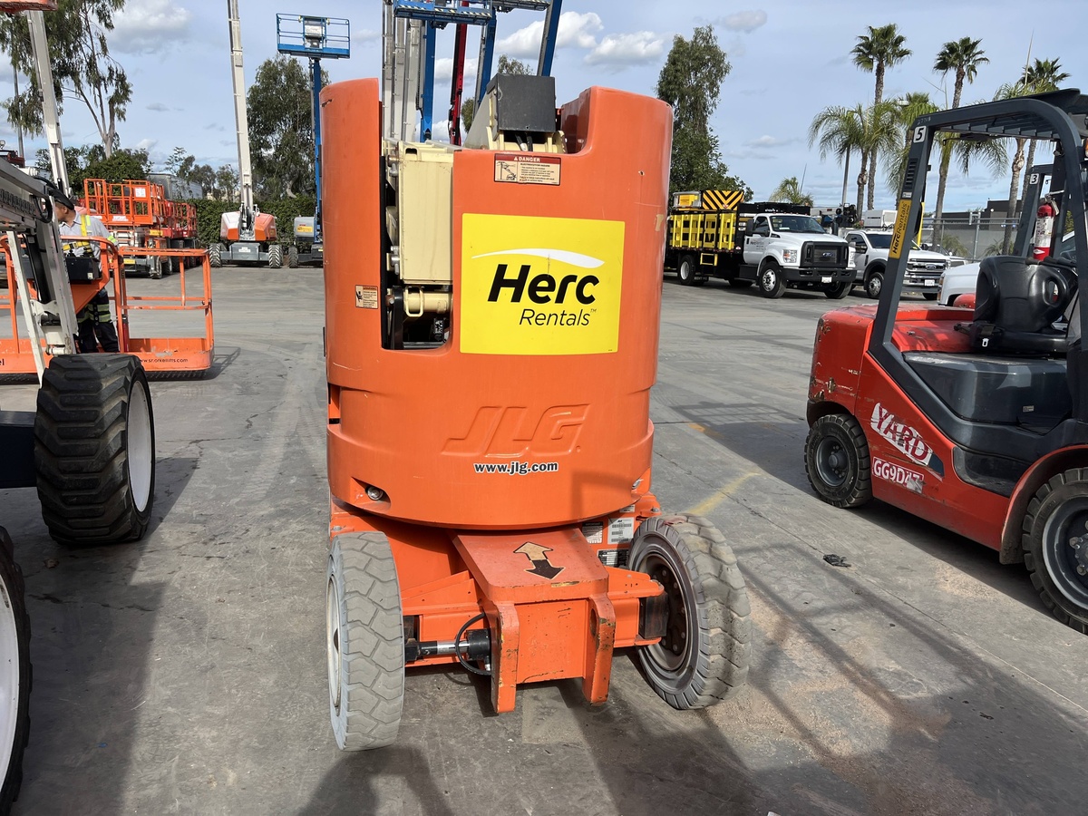 2017 JLG E300AJP-4