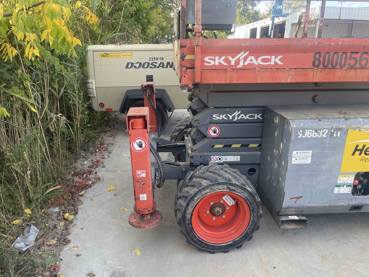 2015 Skyjack SJ-6832RT-4