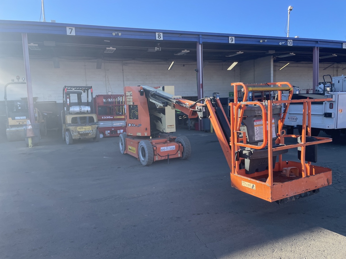 2016 JLG E300AJP-8