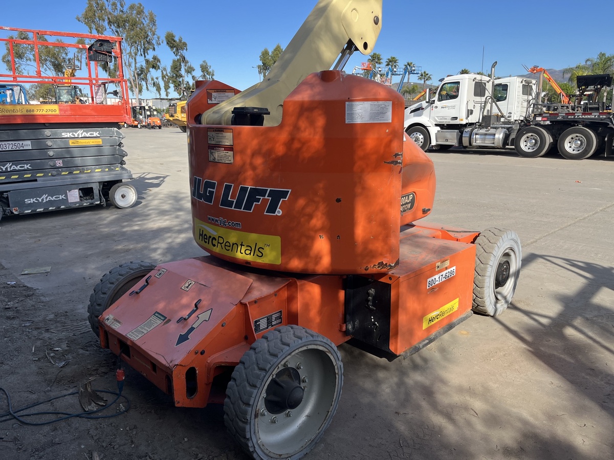 2017 JLG E400AJPN-4