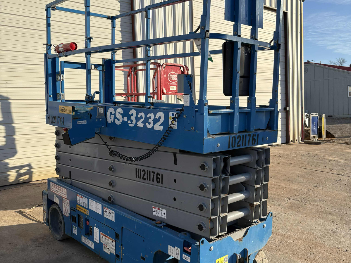 2017 Genie GS-3232