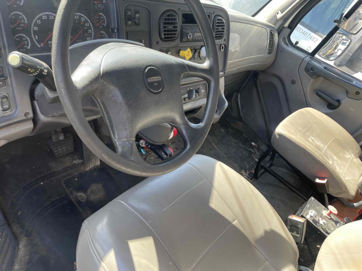 2016 Freightliner M2106