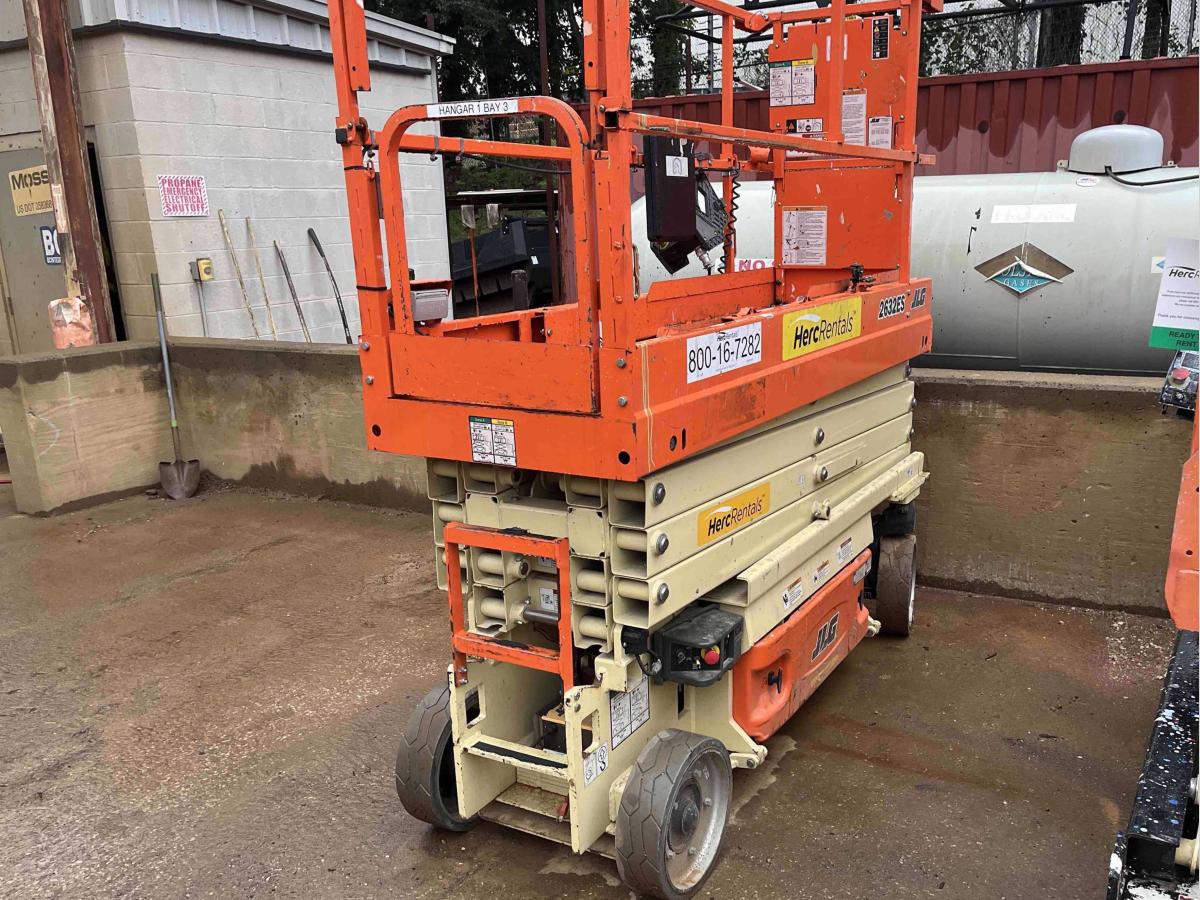 2017 JLG 2632ES