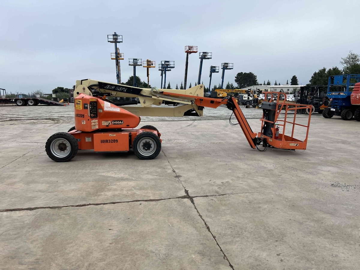 2016 JLG E450AJ-3