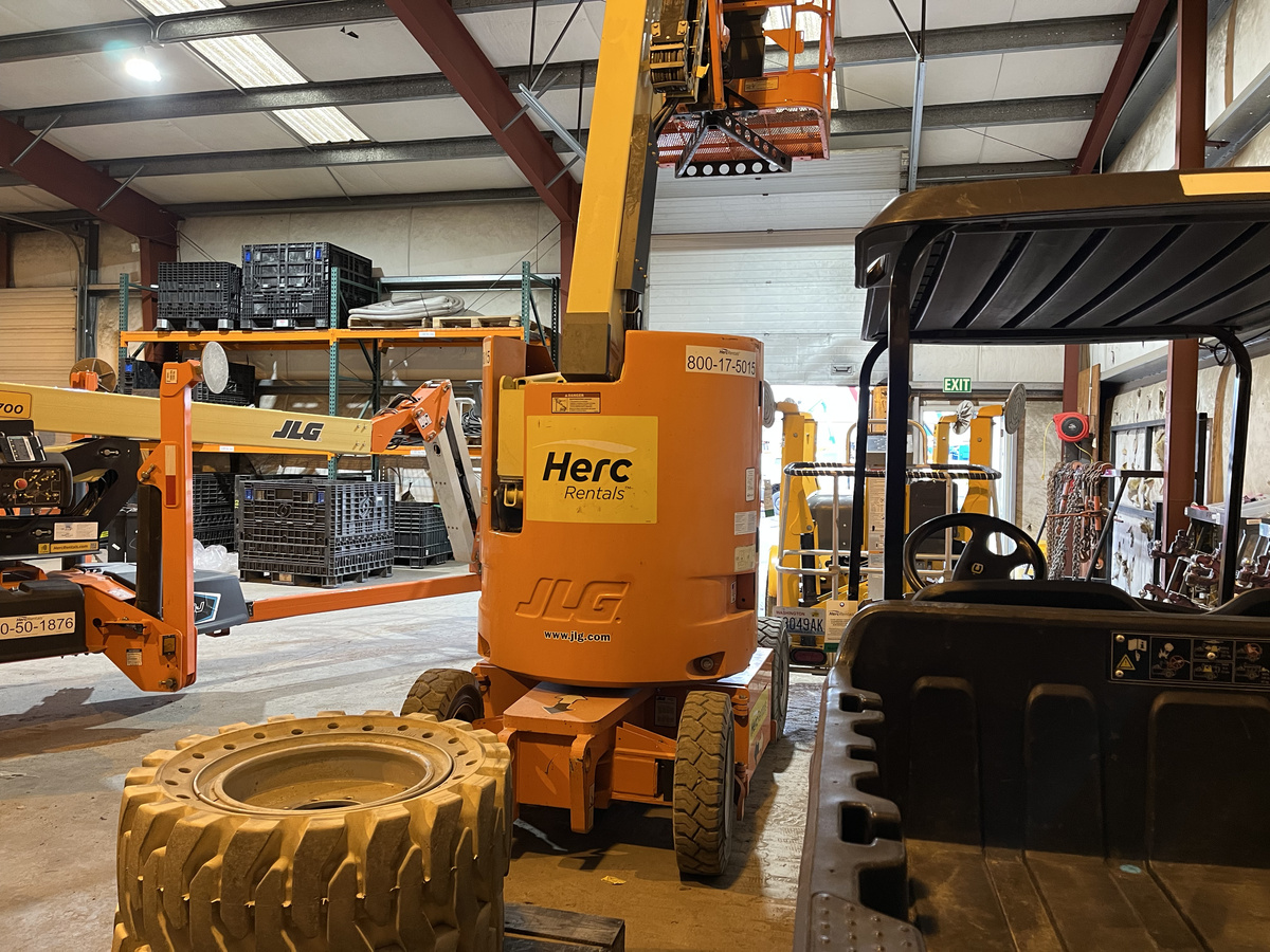 2017 JLG E300AJP-8
