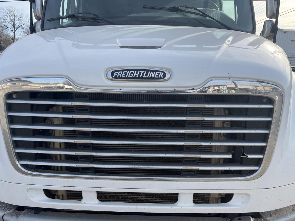 2017 Freightliner M2106