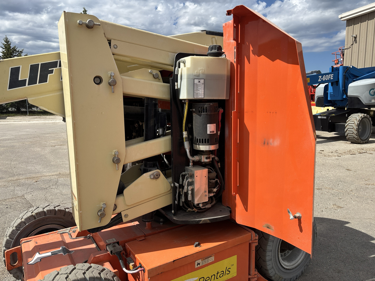 2017 JLG E300AJP-8