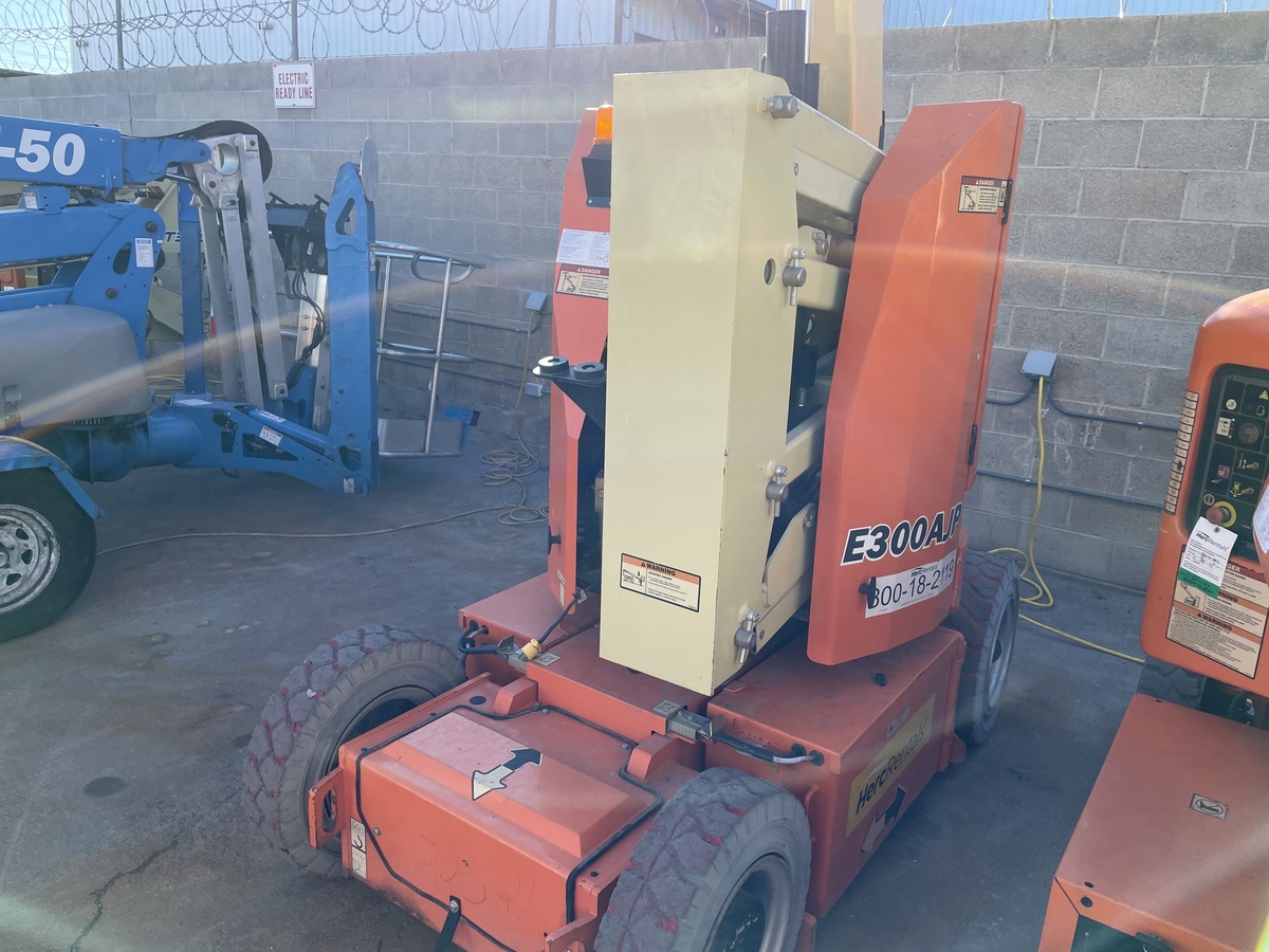 2017 JLG E300AJP-3