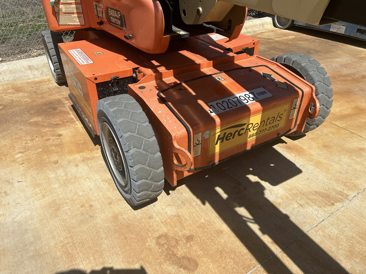 2017 JLG E400AJPN-9