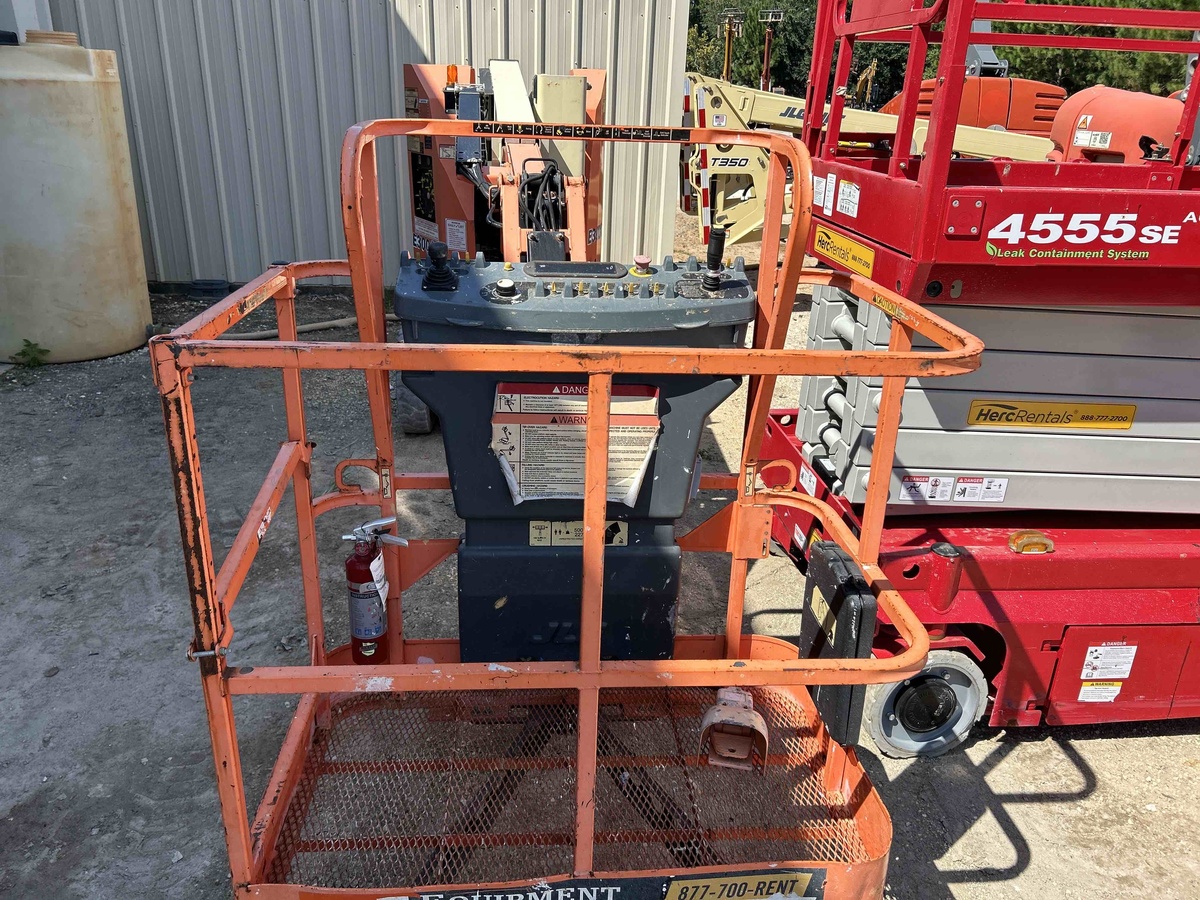 2016 JLG E300AJP-4