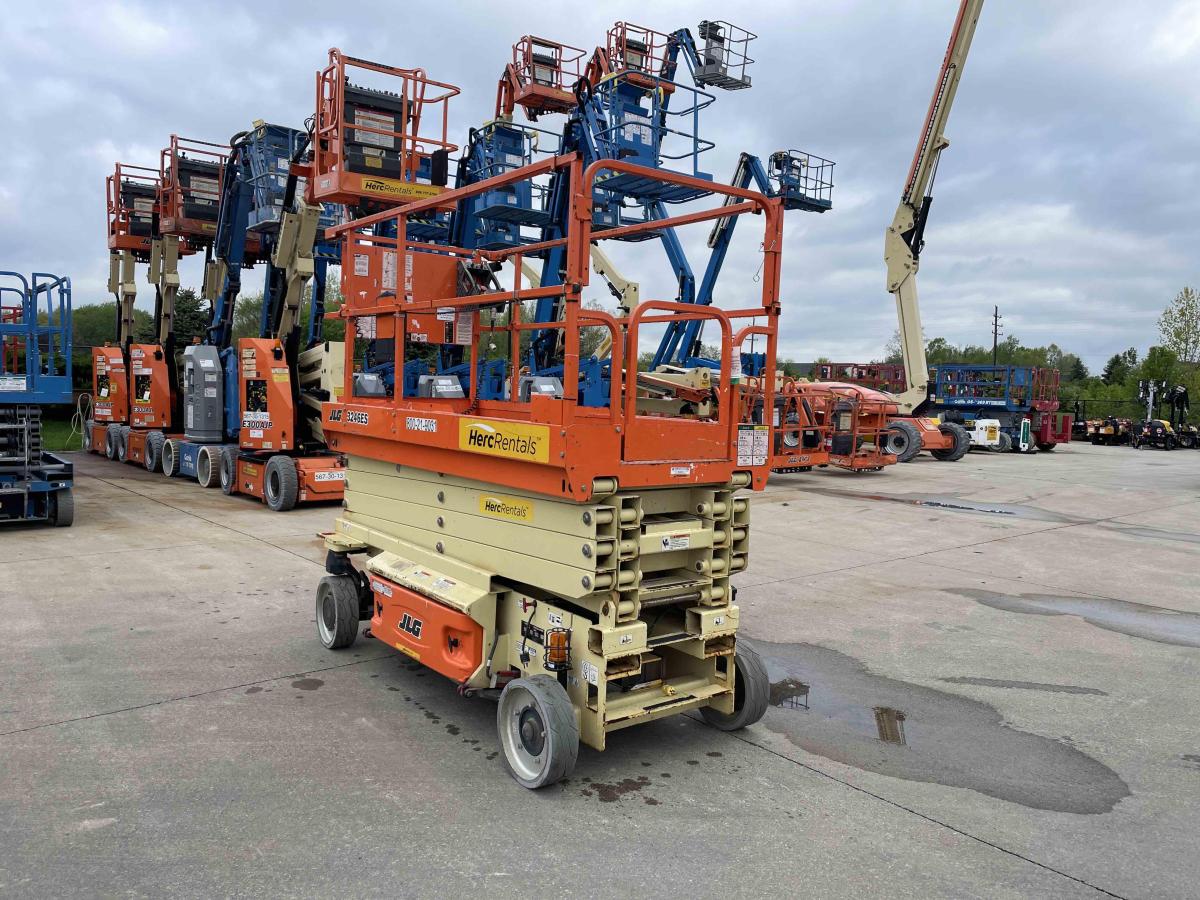 2018 JLG 3246ES