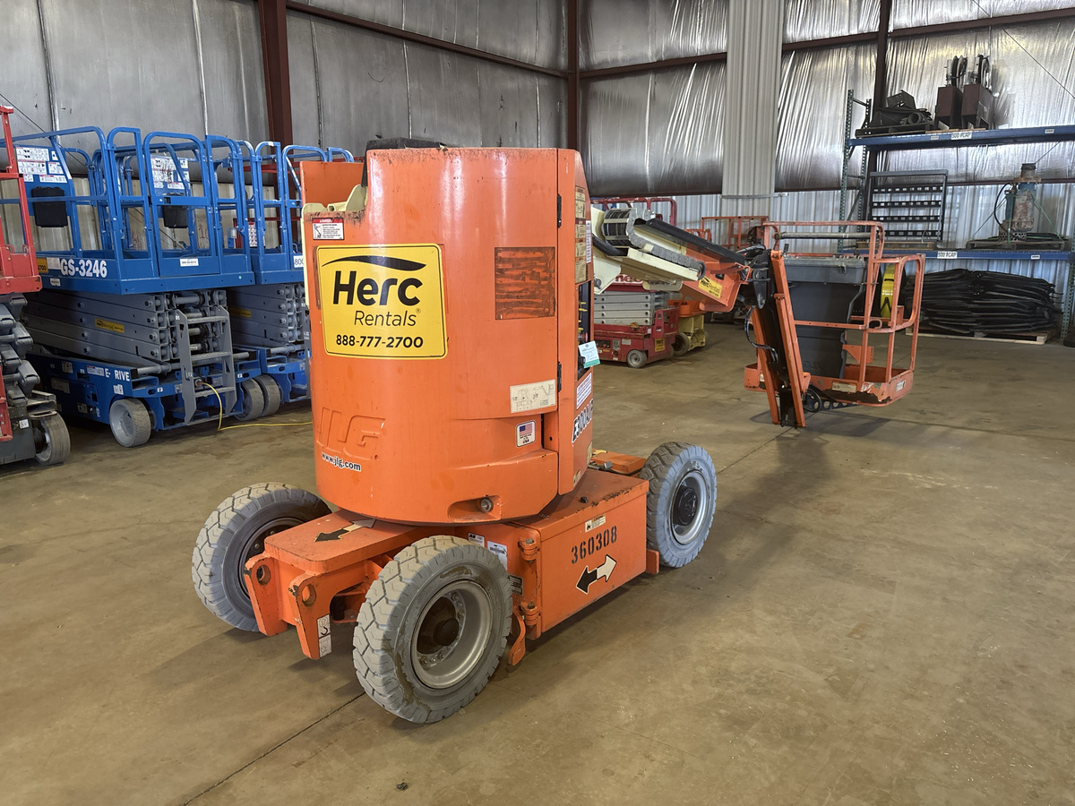 2016 JLG E300AJP-2