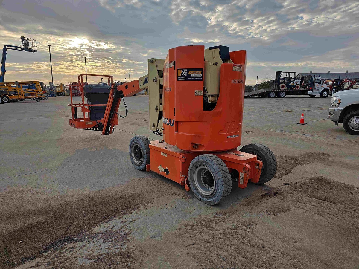 2017 JLG E300AJ-3