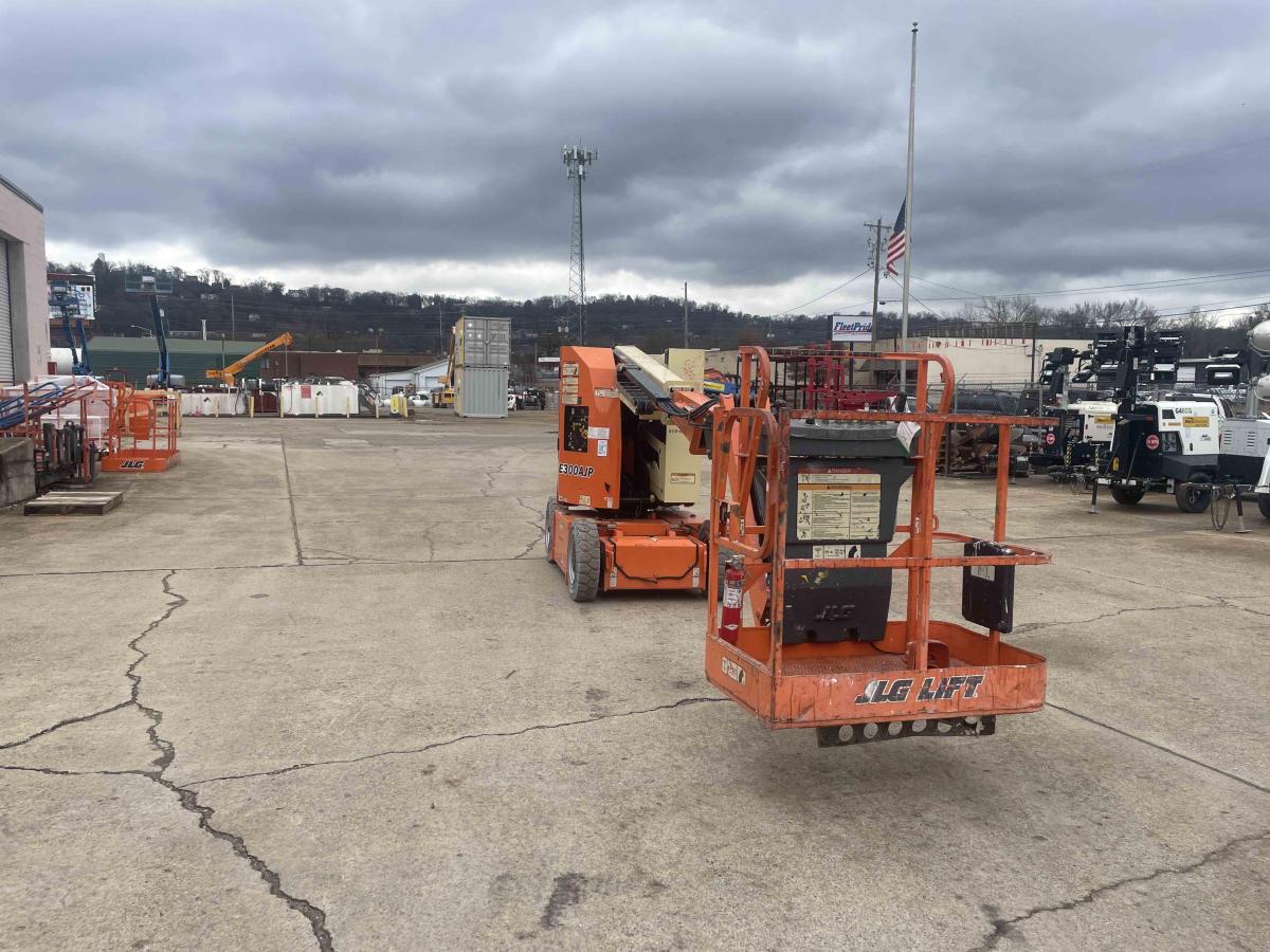 2016 JLG E300AJP