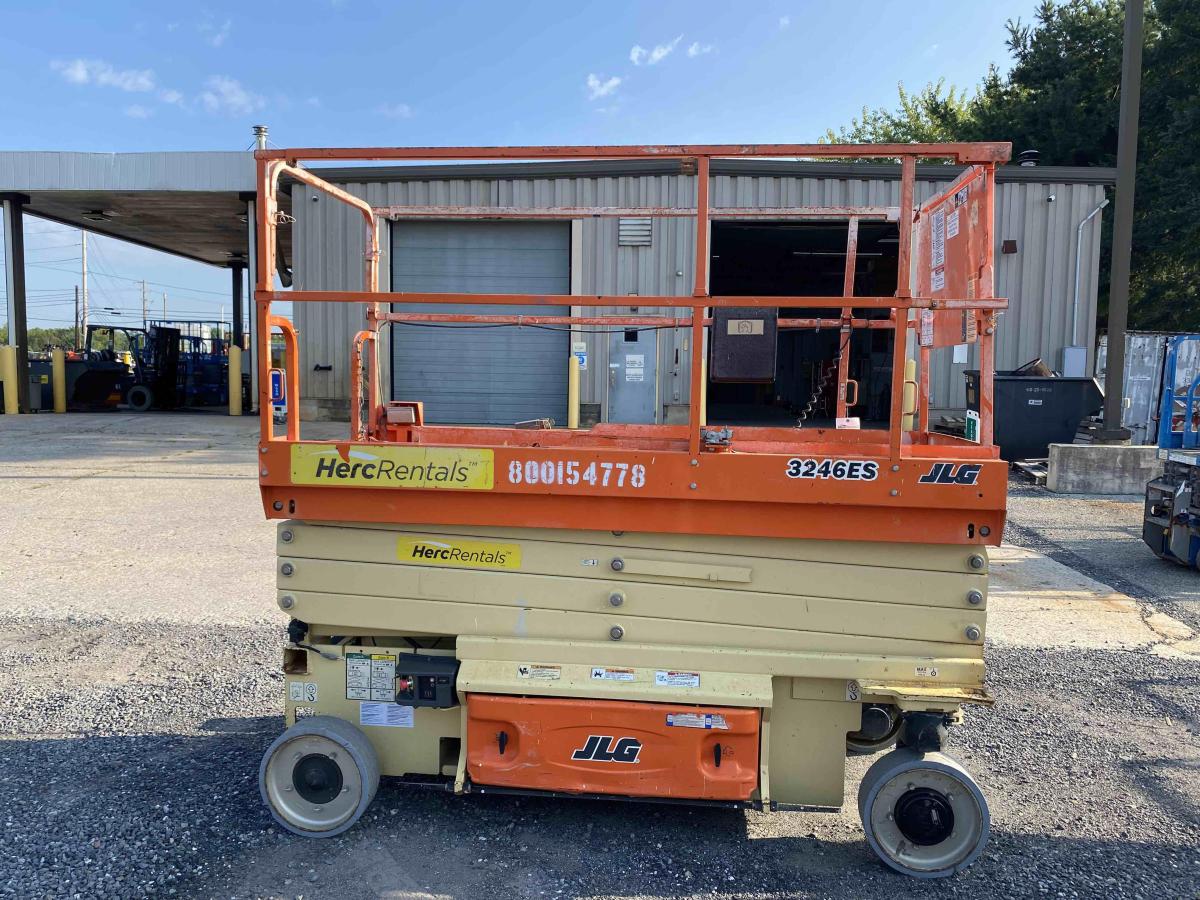 2017 JLG 3246ES