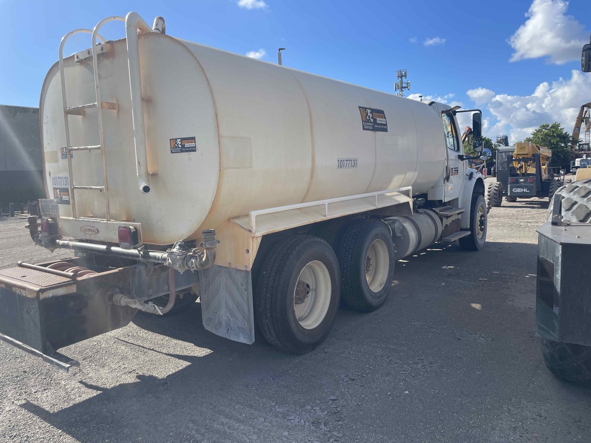 2015 Freightliner M2106-4