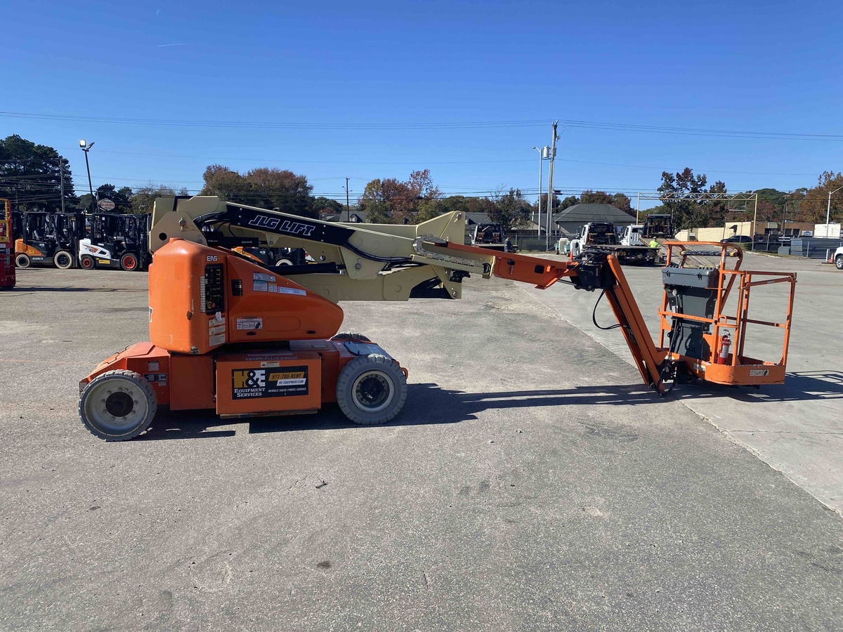 2017 JLG E400AJPN