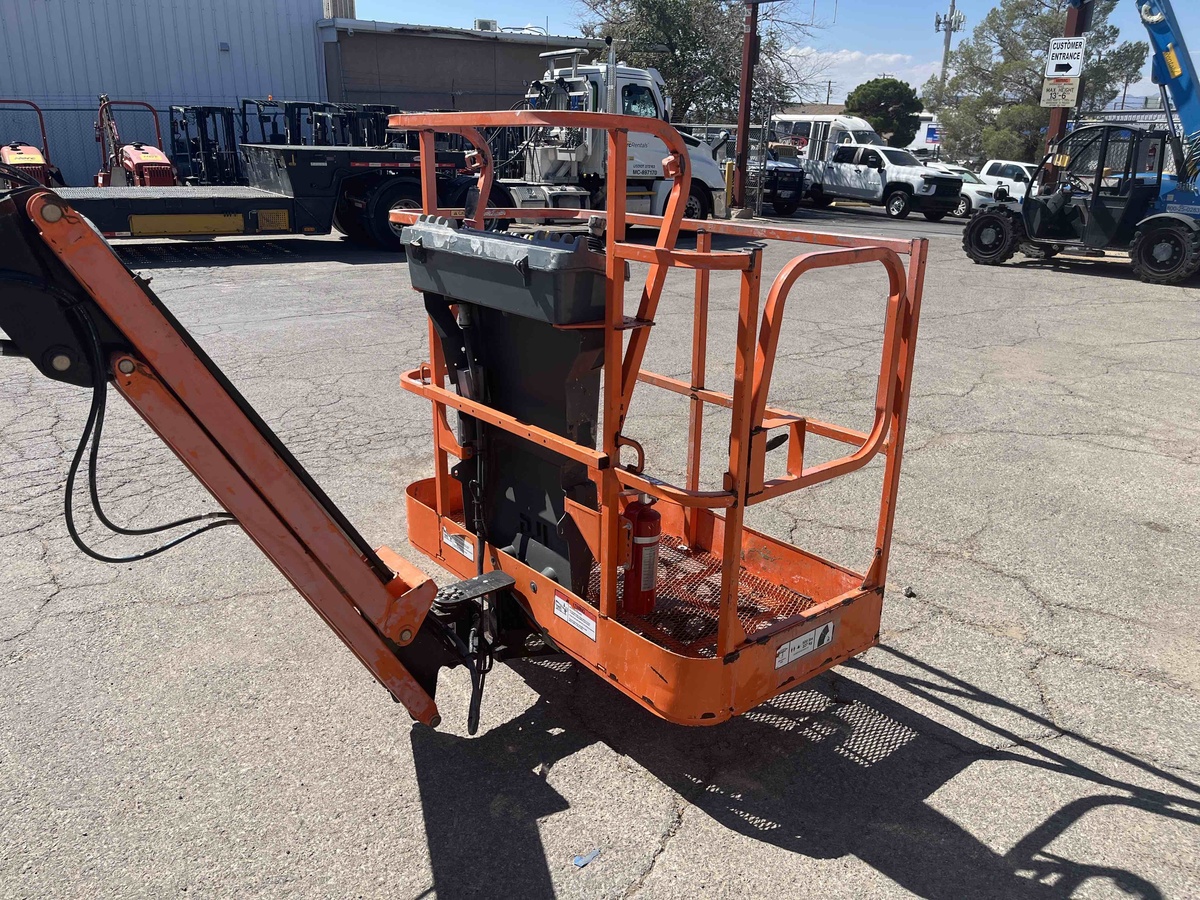 2016 JLG E450AJ-12