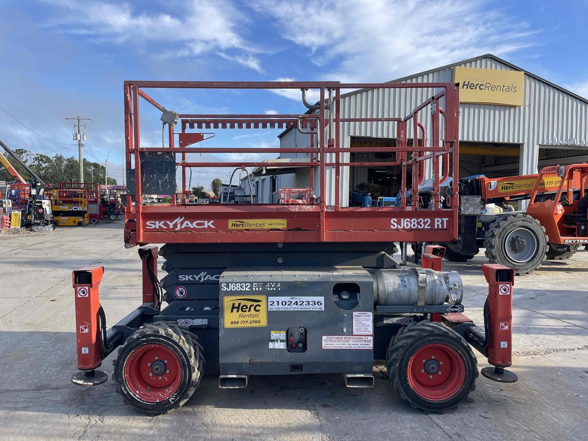 2018 Skyjack SJ-6832RT-2