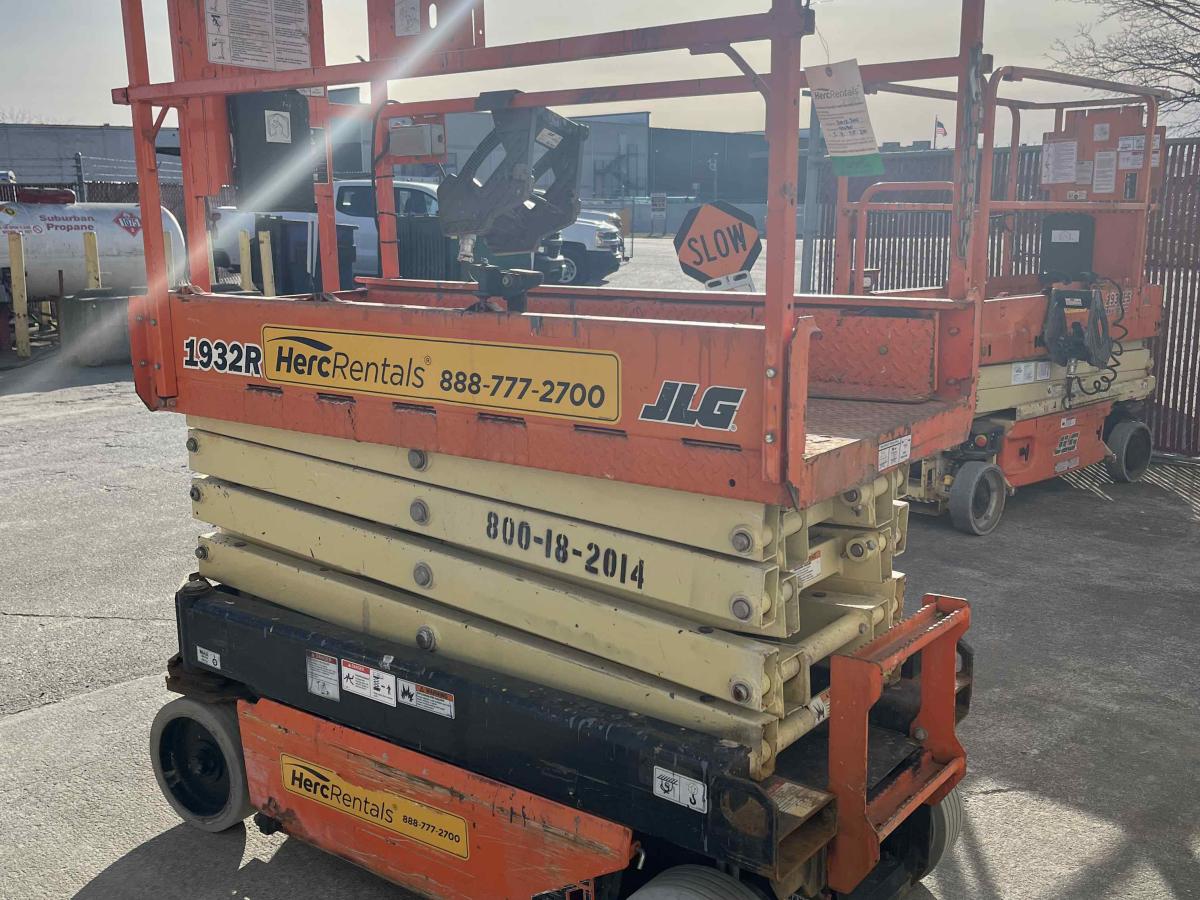 2017 JLG 1932R
