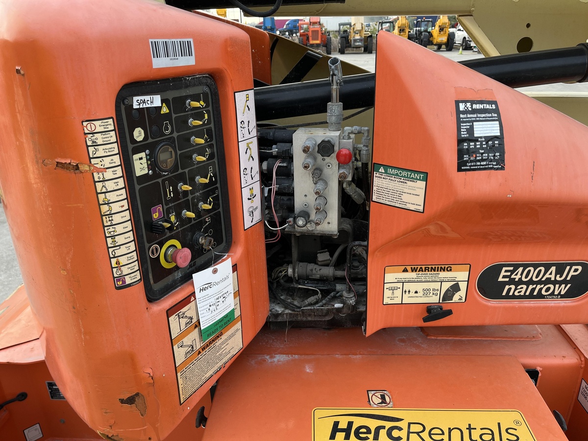 2017 JLG E400AJPN-8