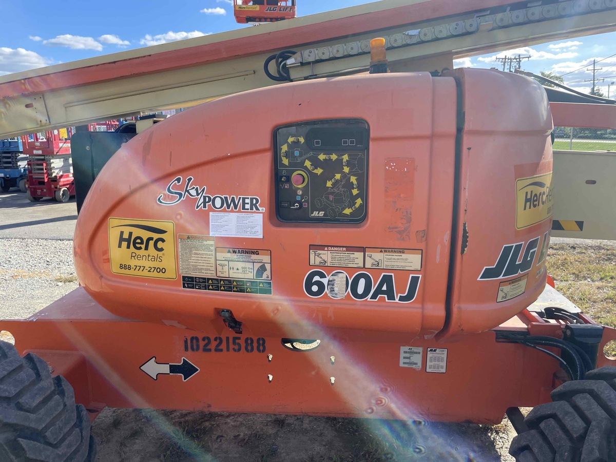 2017 JLG 600AJ-8