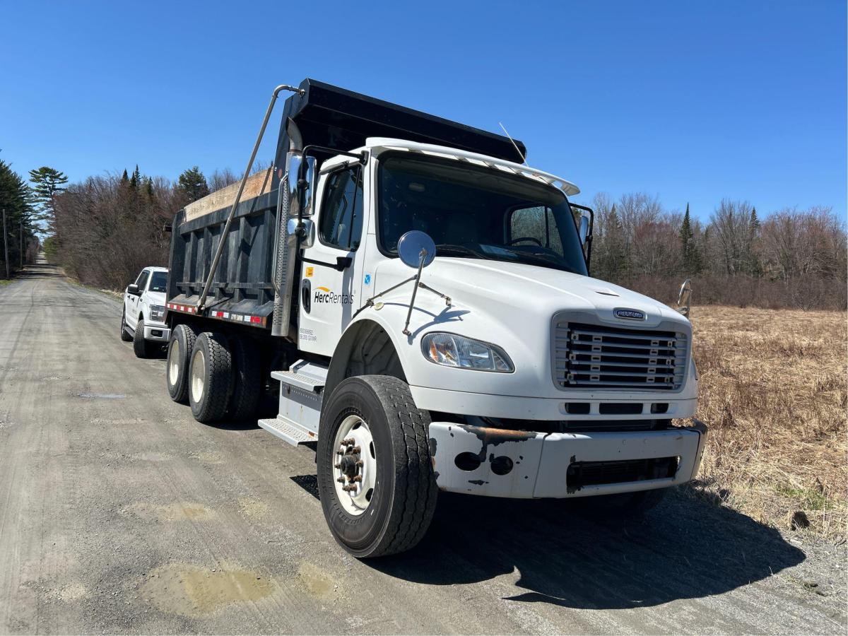 2016 Freightliner M2106-4