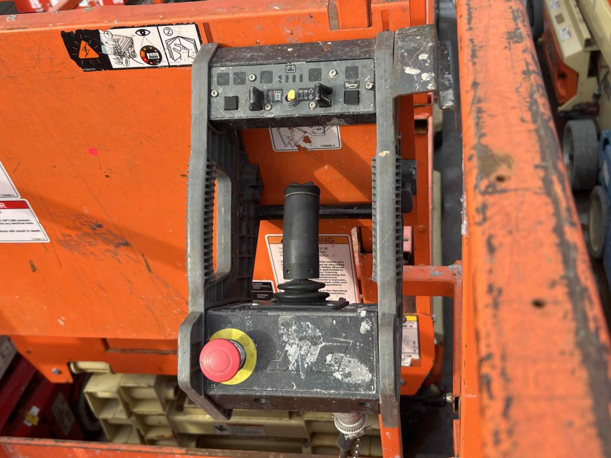 2017 JLG 3246ES