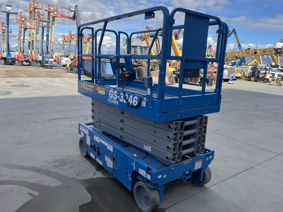2017 Genie GS-3246