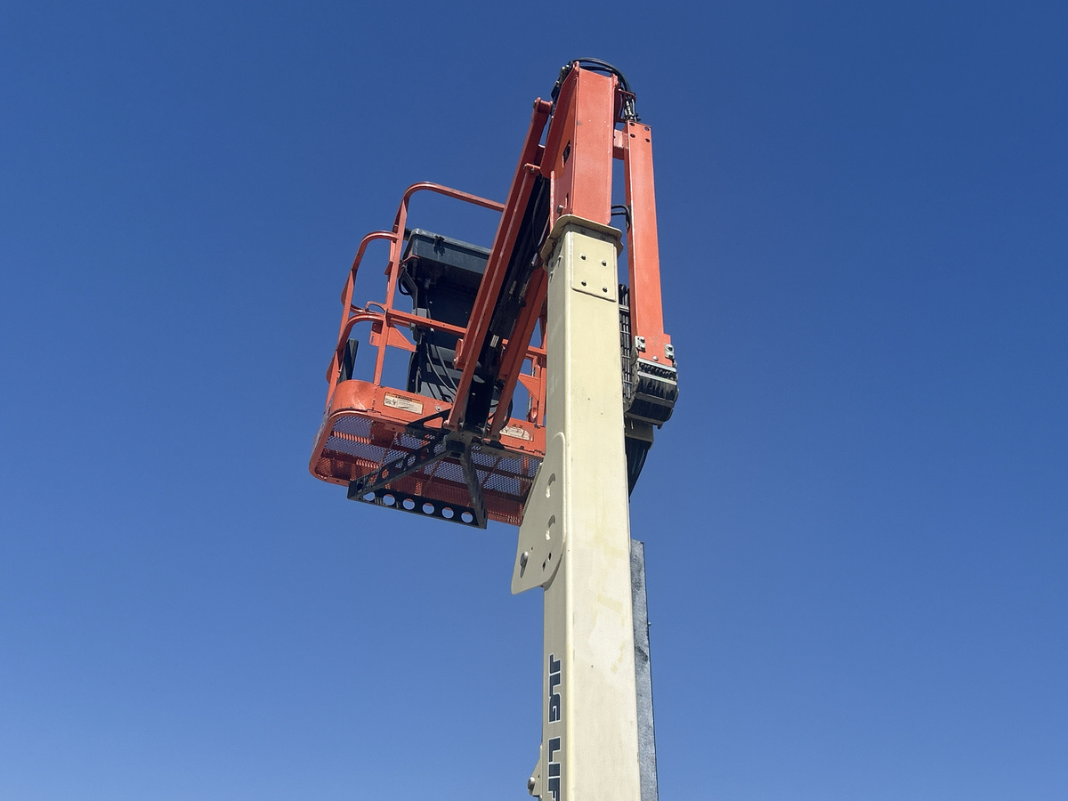 2018 JLG E400AJPN-9