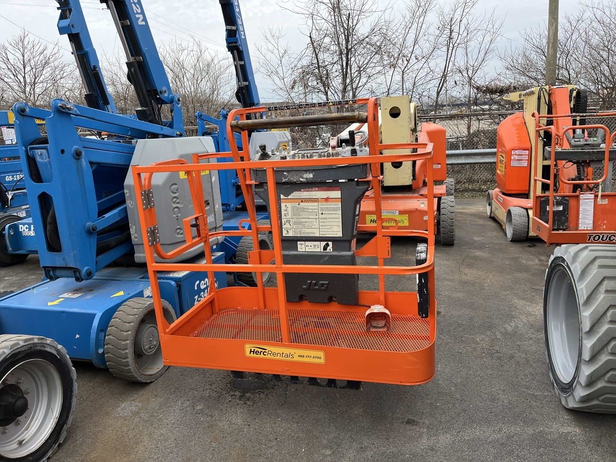 2017 JLG E450AJ-5
