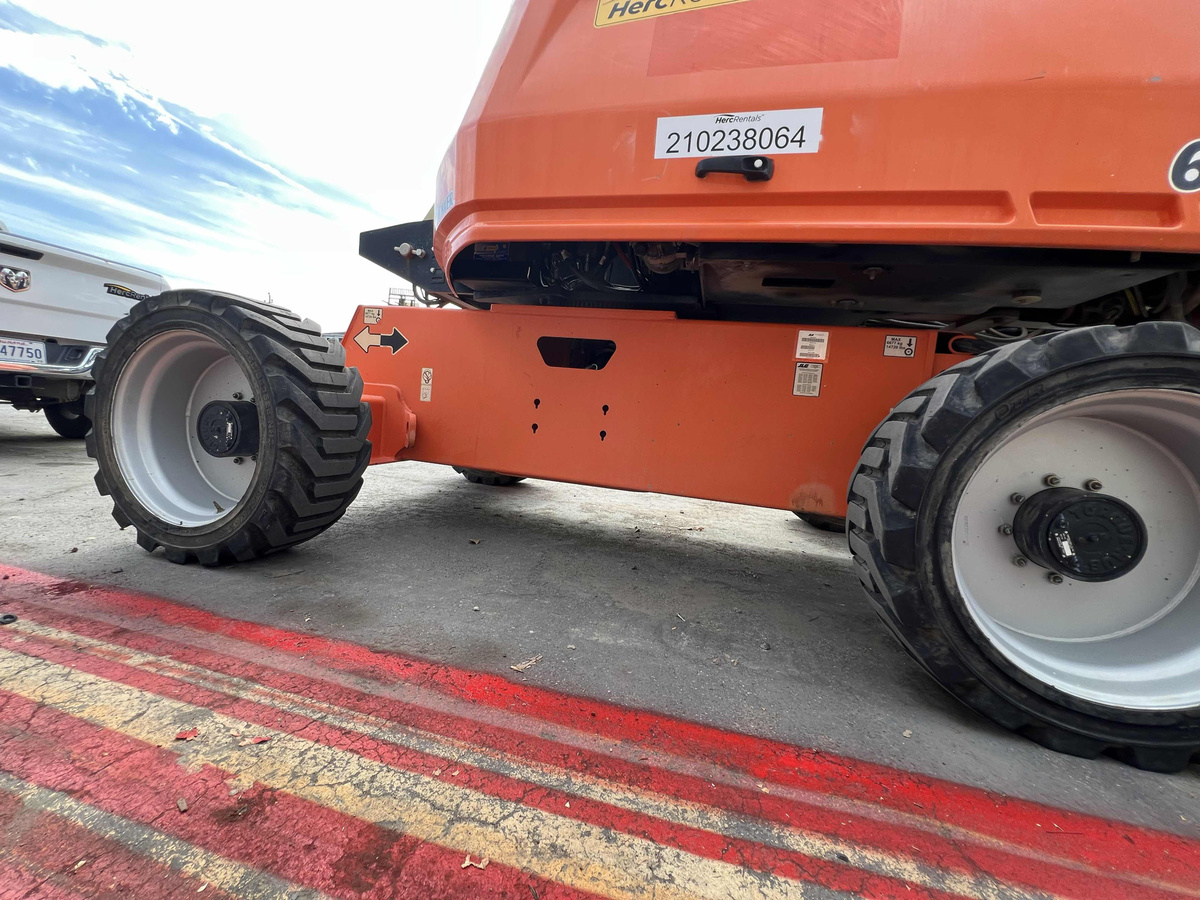 2018 JLG 660SJ-16