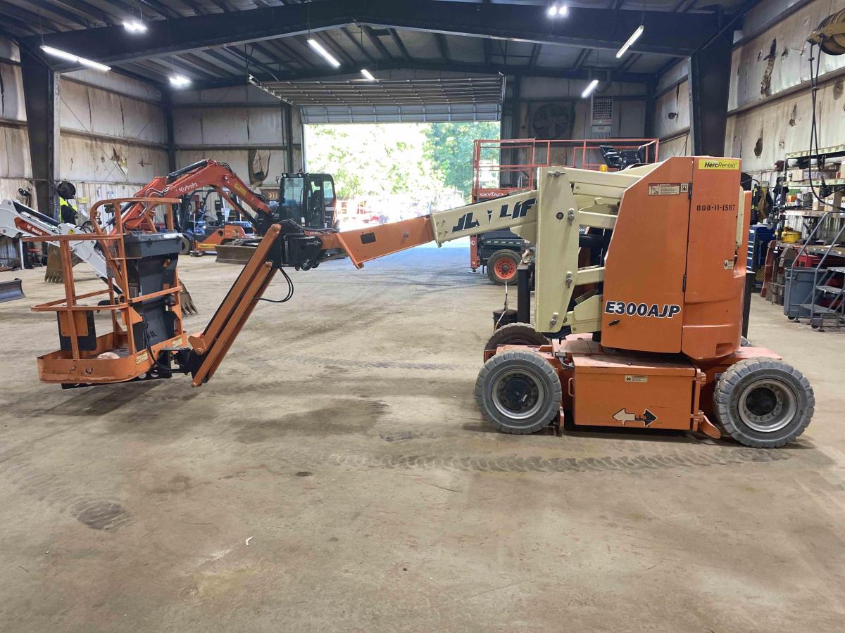 2016 JLG E300AJP